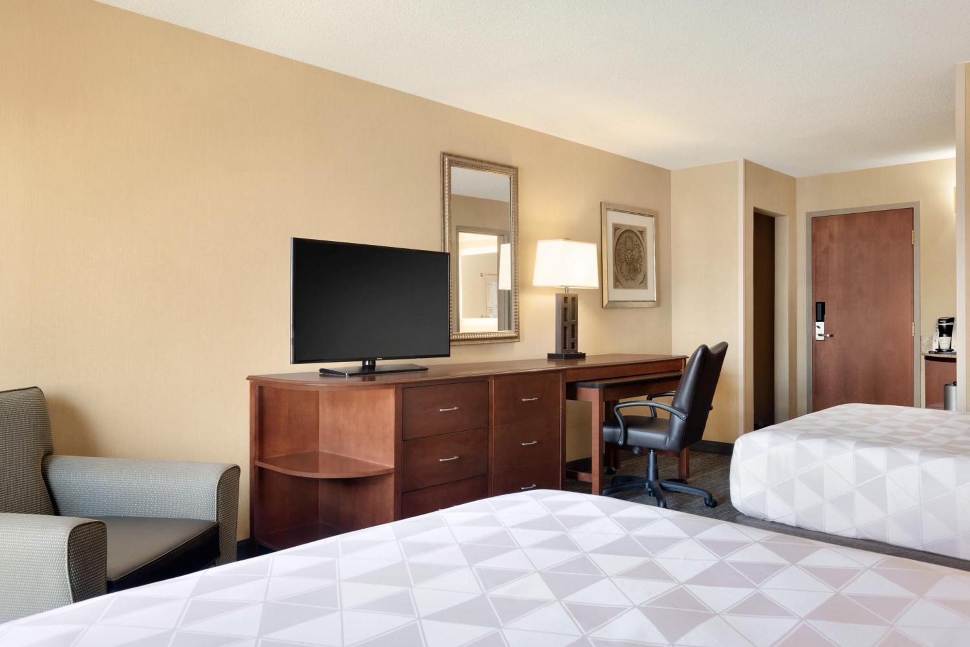 Hotel National Airport/crystal By Ihg